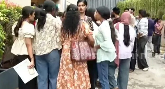 പിരിച്ചുവിടൽ മരവിപ്പിക്കാമെന്ന ധാരണ തെറ്റിച്ച് കോറോഹെൽത്ത് ; ജീവനക്കാരെ ഗേറ്റിൽ തടഞ്ഞു പിരിച്ചുവിടൽ മരവിപ്പിക്കാമെന്ന ധാരണ തെറ്റിച്ച് കോറോഹെൽത്ത് ; ജീവനക്കാരെ ഗേറ്റിൽ തടഞ്ഞു