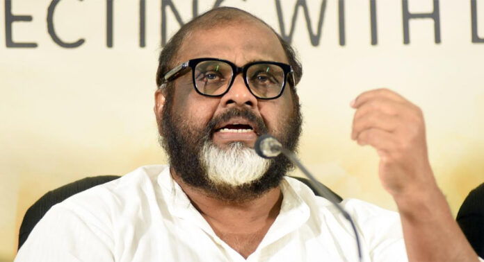 പ്രിയദർശിനി പദ്ധതി കാരണം സ്വകാര്യ ബസ്സ് മേഖലയിൽ പ്രതിസന്ധിയുണ്ടെന്ന് സമ്മതിച്ച് ഗതാഗത മന്ത്രി സി പി ജോൺ പ്രിയദർശിനി പദ്ധതി കാരണം സ്വകാര്യ ബസ്സ് മേഖലയിൽ പ്രതിസന്ധിയുണ്ടെന്ന് സമ്മതിച്ച് ഗതാഗത മന്ത്രി സി പി ജോൺ