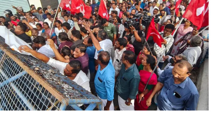 ‘പൊതിച്ചോർ’ പരാമർശം : ജി. സുധാകരനെതിരെ സിപിഎം ; എംഎൽഎ ഓഫീസിലേക്ക് പ്രതിഷേധമാർച്ച് ‘പൊതിച്ചോർ’ പരാമർശം : ജി. സുധാകരനെതിരെ സിപിഎം ; എംഎൽഎ ഓഫീസിലേക്ക് പ്രതിഷേധമാർച്ച്