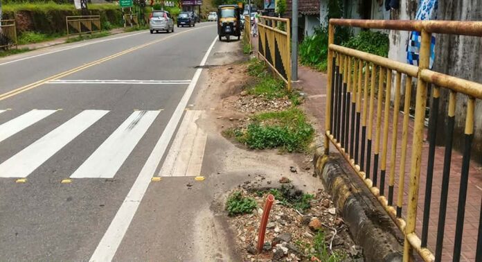 കേബിൾ സ്ഥാപിക്കാൻ എടുത്ത കുഴികൾ മൂടിയില്ല ; പുനലൂർ-മൂവാറ്റുപുഴ സംസ്ഥാന പാതയിൽ യാത്രാക്ലേശം രൂക്ഷം കേബിൾ സ്ഥാപിക്കാൻ എടുത്ത കുഴികൾ മൂടിയില്ല ; പുനലൂർ-മൂവാറ്റുപുഴ സംസ്ഥാന പാതയിൽ യാത്രാക്ലേശം രൂക്ഷം
