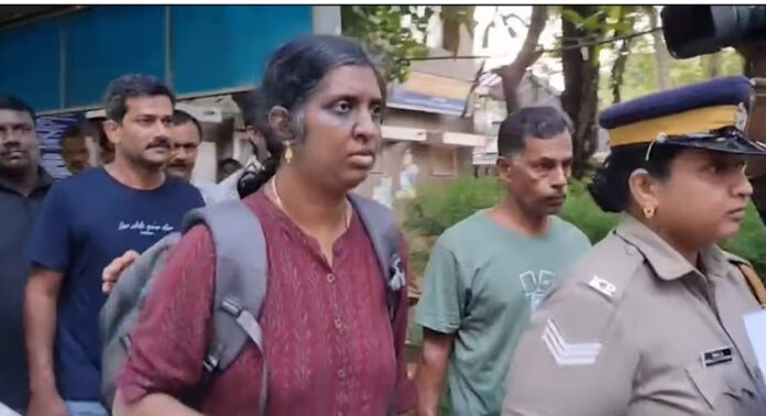 മണപ്പുറം ഗ്രൂപ്പിൽ നിന്ന് 20 കോടി തട്ടിയ കേസ് ; മുൻ എ.ജി.എം ധന്യ മോഹനെ ഇ.ഡി ചോദ്യം ചെയ്യുന്നു മണപ്പുറം ഗ്രൂപ്പിൽ നിന്ന് 20 കോടി തട്ടിയ കേസ് ; മുൻ എ.ജി.എം ധന്യ മോഹനെ ഇ.ഡി ചോദ്യം ചെയ്യുന്നു