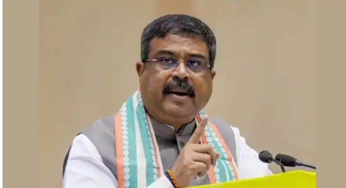 കേന്ദ്ര വിദ്യാഭ്യാസ മന്ത്രി ധർമേന്ദ്ര പ്രധാൻ രാജിവെക്കില്ലെന്ന് സർക്കാർ വൃത്തങ്ങൾ വ്യക്തമാക്കി കേന്ദ്ര വിദ്യാഭ്യാസ മന്ത്രി ധർമേന്ദ്ര പ്രധാൻ രാജിവെക്കില്ലെന്ന് സർക്കാർ വൃത്തങ്ങൾ വ്യക്തമാക്കി