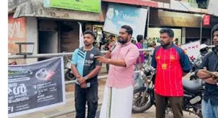 ഫുട്ബോൾ മത്സരം കാണുന്നതിനിടെ അര മണിക്കൂർ കറന്റ് പോയി ; കെഎസ്ഇബി ഓഫിസിലേക്ക് ഡിവൈഎഫ്ഐ പ്രതിഷേധം ഫുട്ബോൾ മത്സരം കാണുന്നതിനിടെ അര മണിക്കൂർ കറന്റ് പോയി ; കെഎസ്ഇബി ഓഫിസിലേക്ക് ഡിവൈഎഫ്ഐ പ്രതിഷേധം