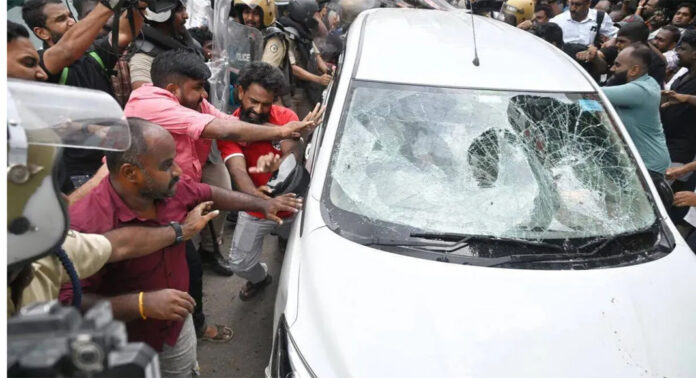 സിപിഎം പ്രവർത്തകർ അടിച്ചുതകർത്ത കാർ നന്നാക്കാൻ പണം നൽകി ഇ.ഡി ; കാർ പുറത്തിറക്കി ഉടമസ്ഥൻ സിപിഎം പ്രവർത്തകർ അടിച്ചുതകർത്ത കാർ നന്നാക്കാൻ പണം നൽകി ഇ.ഡി ; കാർ പുറത്തിറക്കി ഉടമസ്ഥൻ