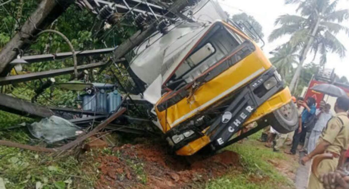 ഇലന്തൂര് പാലച്ചുവടില് നിയന്ത്രണം വിട്ട ലോറി ട്രാന്സ്ഫോര്മറില് ഇടിച്ച് കയറി ; ഡ്രൈവര്ക്ക് പരിക്ക് ഇലന്തൂര് പാലച്ചുവടില് നിയന്ത്രണം വിട്ട ലോറി ട്രാന്സ്ഫോര്മറില് ഇടിച്ച് കയറി ; ഡ്രൈവര്ക്ക് പരിക്ക്
