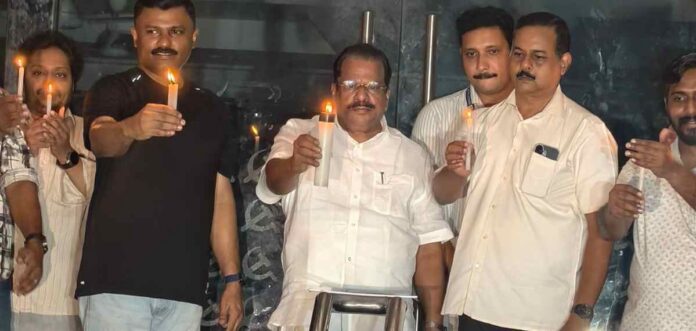 കേരളത്തിന് ബാധ്യതയായി സർക്കാർ ഭരണം; വൈദ്യുതി പ്രതിസന്ധിക്കെതിരെ എ.കെ.ജി സെന്ററിൽ മെഴുകുതിരി കത്തിച്ച് സമരം കേരളത്തിന് ബാധ്യതയായി സർക്കാർ ഭരണം; വൈദ്യുതി പ്രതിസന്ധിക്കെതിരെ എ.കെ.ജി സെന്ററിൽ മെഴുകുതിരി കത്തിച്ച് സമരം