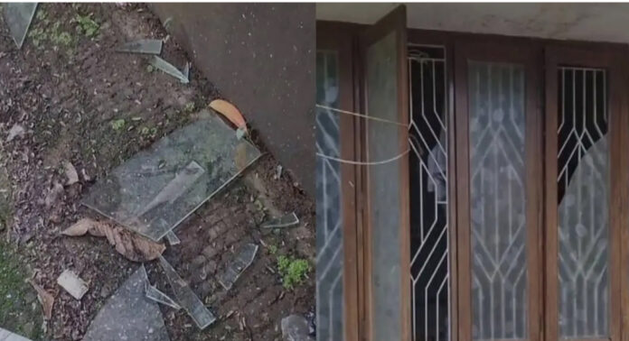 ഫുട്ബോൾ ടീം ആരാധകർ തമ്മിൽ തർക്കം : വീട് കയറി ആക്രമിച്ചെന്ന് പരാതി ; ബൈക്കും ജനൽച്ചില്ലും തകർത്തു ഫുട്ബോൾ ടീം ആരാധകർ തമ്മിൽ തർക്കം : വീട് കയറി ആക്രമിച്ചെന്ന് പരാതി ; ബൈക്കും ജനൽച്ചില്ലും തകർത്തു