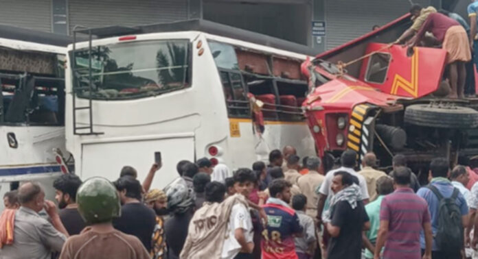 കണമലയില് ഫയര്ഫോഴ്സ് വാഹനം ബസ്സുകളില് ഇടിച്ചുകയറി : നിരവധിപേര്ക്ക് പരിക്ക് കണമലയില് ഫയര്ഫോഴ്സ് വാഹനം ബസ്സുകളില് ഇടിച്ചുകയറി : നിരവധിപേര്ക്ക് പരിക്ക്