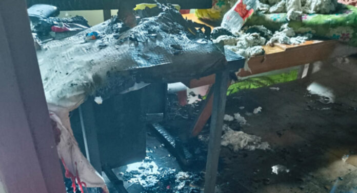 കോന്നിയില് ഫ്ലാറ്റില് തീപിടുത്തം : മുറിക്കുള്ളിലെ സാധനങ്ങള് കത്തി നശിച്ചു കോന്നിയില് ഫ്ലാറ്റില് തീപിടുത്തം : മുറിക്കുള്ളിലെ സാധനങ്ങള് കത്തി നശിച്ചു