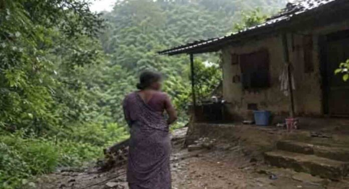 വന്യമൃഗങ്ങള്ക്ക് നടുവില് ഉരുള്പൊട്ടല് ഭീതിയില് ഗീതയുടെ ഏകാന്ത ജീവിതം ; പുനരധിവസിപ്പിക്കാന് ഉത്തരവിട്ട് മനുഷ്യാവകാശ കമ്മീഷന് വന്യമൃഗങ്ങള്ക്ക് നടുവില് ഉരുള്പൊട്ടല് ഭീതിയില് ഗീതയുടെ ഏകാന്ത ജീവിതം ; പുനരധിവസിപ്പിക്കാന് ഉത്തരവിട്ട് മനുഷ്യാവകാശ കമ്മീഷന്