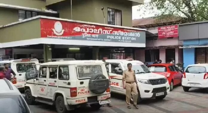 സർക്കാരിനെതിരെ ഫേസ് ബുക്ക് ലൈവ് ഇട്ടതിന് പത്തനംതിട്ടയിൽ ഹൃദ്രോഗിയായ യുവാവിനെ പോലീസ് മർദ്ദിച്ചെന്ന് പരാതി സർക്കാരിനെതിരെ ഫേസ് ബുക്ക് ലൈവ് ഇട്ടതിന് പത്തനംതിട്ടയിൽ ഹൃദ്രോഗിയായ യുവാവിനെ പോലീസ് മർദ്ദിച്ചെന്ന് പരാതി