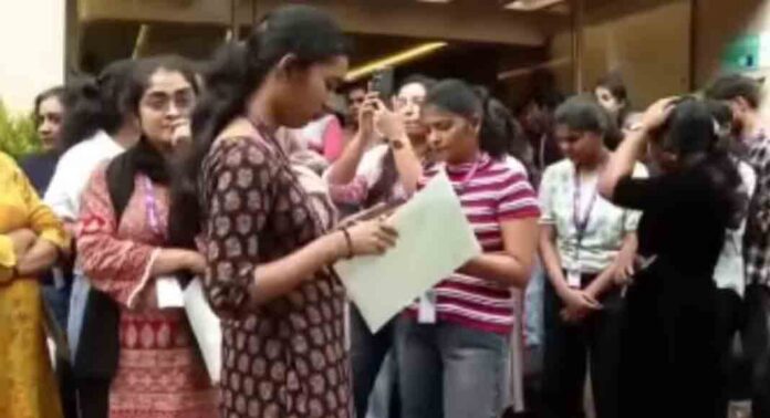 കോറോ ഹെൽത്ത് കൂട്ടപിരിച്ചുവിടലിൽ സർക്കാരിനെതിരെ ജീവനക്കാർ കോറോ ഹെൽത്ത് കൂട്ടപിരിച്ചുവിടലിൽ സർക്കാരിനെതിരെ ജീവനക്കാർ