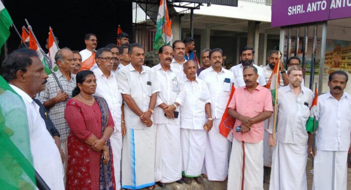 മൈലപ്രയിൽ കോൺഗ്രസ് പ്രതിഷേധ പ്രകടനവും യോഗവും നടത്തി മൈലപ്രയിൽ കോൺഗ്രസ് പ്രതിഷേധ പ്രകടനവും യോഗവും നടത്തി