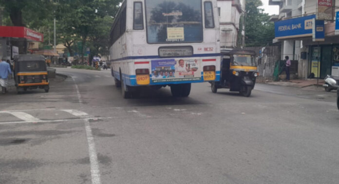 വെള്ളവരകള് മാഞ്ഞു : അപകടക്കെണിയായി കൈപ്പട്ടൂര് ജംഗ്ഷനിലെ ബംമ്പ് വെള്ളവരകള് മാഞ്ഞു : അപകടക്കെണിയായി കൈപ്പട്ടൂര് ജംഗ്ഷനിലെ ബംമ്പ്