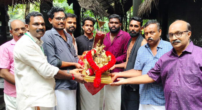 ശ്രീകല്ലേലി ഊരാളി അപ്പൂപ്പന്റെ തിരുസന്നിധിയിൽ മന്നം ട്രോഫിയുമായി മേലുകര പള്ളിയോട സംരക്ഷണ സമിതി ശ്രീകല്ലേലി ഊരാളി അപ്പൂപ്പന്റെ തിരുസന്നിധിയിൽ മന്നം ട്രോഫിയുമായി മേലുകര പള്ളിയോട സംരക്ഷണ സമിതി