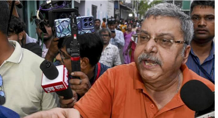 വിമത എംപിമാരോട് ഏറ്റുമുട്ടി ; തൃണമൂൽ എംപി കല്യാൺ ബാനർജിക്ക് സസ്പെൻഷൻ വിമത എംപിമാരോട് ഏറ്റുമുട്ടി ; തൃണമൂൽ എംപി കല്യാൺ ബാനർജിക്ക് സസ്പെൻഷൻ