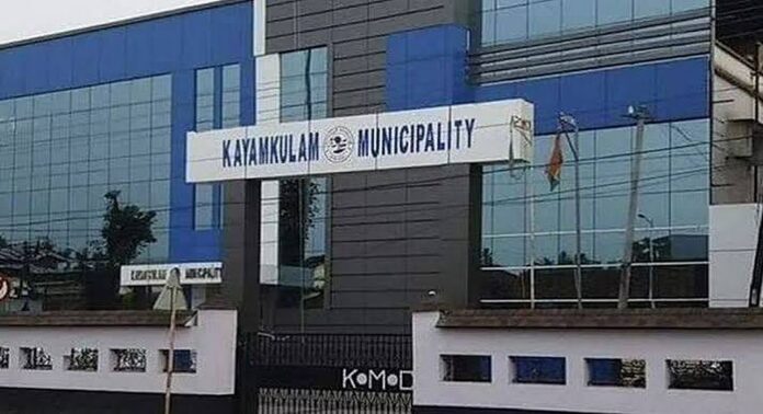 കായംകുളം നഗരസഭയില് എല്ഡിഎഫ് യുഡിഎഫ് കൗണ്സിലര്മാര് തമ്മില് കയ്യാങ്കളി കായംകുളം നഗരസഭയില് എല്ഡിഎഫ് യുഡിഎഫ് കൗണ്സിലര്മാര് തമ്മില് കയ്യാങ്കളി