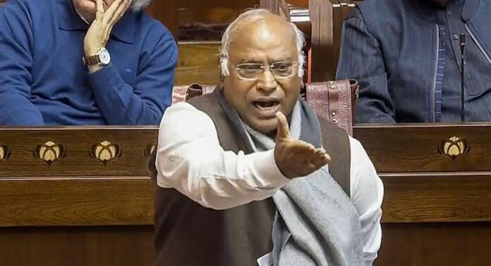 വീഡിയോ വഴി പറയാതെ പകൽ പാർലമെന്റിൽ വന്ന് സംസാരിക്കൂ ; മോദിയെ വിമർശിച്ച് ഖാർഗെ വീഡിയോ വഴി പറയാതെ പകൽ പാർലമെന്റിൽ വന്ന് സംസാരിക്കൂ ; മോദിയെ വിമർശിച്ച് ഖാർഗെ