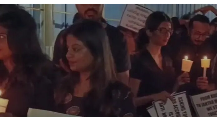 സിജെപി മാർച്ച് : കൊച്ചിയിൽ അർദ്ധരാത്രി മെഴുകുതിരി കത്തിച്ച് യുവാക്കളുടെ പ്രതിഷേധം സിജെപി മാർച്ച് : കൊച്ചിയിൽ അർദ്ധരാത്രി മെഴുകുതിരി കത്തിച്ച് യുവാക്കളുടെ പ്രതിഷേധം