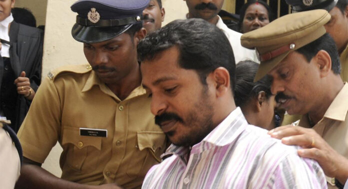 ജയിൽ ഉദ്യോഗസ്ഥരെ കബളിപ്പിച്ച് കൊടി സുനിയുടെ ഫോൺ വിളി ; അന്വേഷണത്തിന് ഉത്തരവിട്ട് ജയിൽ സൂപ്രണ്ട് ജയിൽ ഉദ്യോഗസ്ഥരെ കബളിപ്പിച്ച് കൊടി സുനിയുടെ ഫോൺ വിളി ; അന്വേഷണത്തിന് ഉത്തരവിട്ട് ജയിൽ സൂപ്രണ്ട്