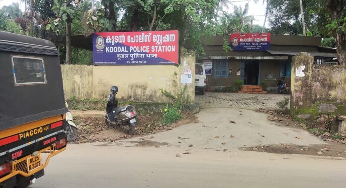 കൂടല് വ്യാജ പീഡന പരാതിക്കേസില് നീതി ലഭിച്ചില്ലെന്ന് പോലീസ് അതിക്രമത്തിനിരയായ 20 കാരന് കൂടല് വ്യാജ പീഡന പരാതിക്കേസില് നീതി ലഭിച്ചില്ലെന്ന് പോലീസ് അതിക്രമത്തിനിരയായ 20 കാരന്