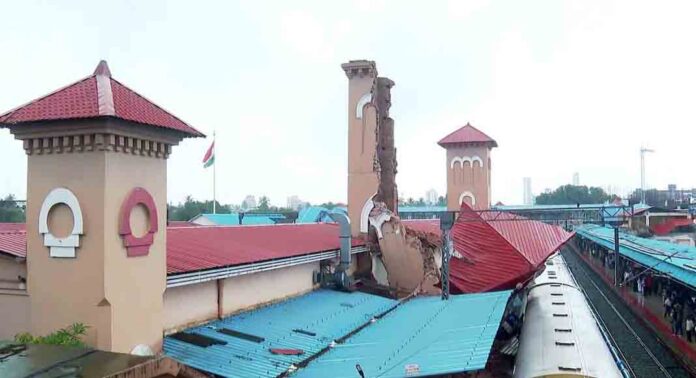 റെയിൽവേ സ്റ്റേഷനിൽ തകർന്നുവീണ ക്ലോക്ക് ടവർ പൊളിച്ച് മാറ്റാൻ നടപടി റെയിൽവേ സ്റ്റേഷനിൽ തകർന്നുവീണ ക്ലോക്ക് ടവർ പൊളിച്ച് മാറ്റാൻ നടപടി