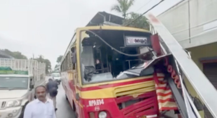 ഓമല്ലൂരില് കെ.എസ്.ആര്.റ്റി.സി ബസ് ജ്യൂസ് കടയിലേക്ക് ഇടിച്ച് കയറി ; ഒരാള്ക്ക് പരിക്ക് ഓമല്ലൂരില് കെ.എസ്.ആര്.റ്റി.സി ബസ് ജ്യൂസ് കടയിലേക്ക് ഇടിച്ച് കയറി ; ഒരാള്ക്ക് പരിക്ക്