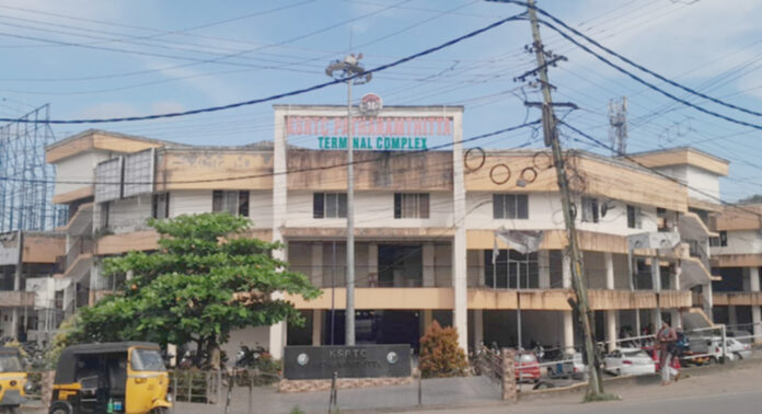 പത്തനംതിട്ട കെ.എസ്.ആര്.റ്റി.സി കംഫര്ട്ട് സ്റ്റേഷനിലെ മലിനജലം ഓടയിലേക്ക് തുറന്നുവിടുന്നതായി പരാതി പത്തനംതിട്ട കെ.എസ്.ആര്.റ്റി.സി കംഫര്ട്ട് സ്റ്റേഷനിലെ മലിനജലം ഓടയിലേക്ക് തുറന്നുവിടുന്നതായി പരാതി
