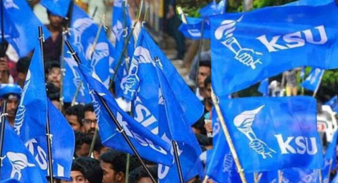 വ്യക്തിതാൽപര്യ രാഷ്ട്രീയം ആരോപിച്ച് അലോഷ്യസിനെതിരെ പ്രതിഷേധം; കെഎസ്യുവിൽ ഗ്രൂപ്പ് പോര് കനക്കുന്നു വ്യക്തിതാൽപര്യ രാഷ്ട്രീയം ആരോപിച്ച് അലോഷ്യസിനെതിരെ പ്രതിഷേധം; കെഎസ്യുവിൽ ഗ്രൂപ്പ് പോര് കനക്കുന്നു