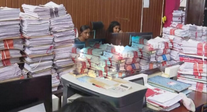 സ്ഥലപരിമിതിയില് വീര്പ്പുമുട്ടി പത്തനംതിട്ട കുടുംബശ്രീ ജില്ലാ മിഷന് ഓഫീസ് : ഫയലുകള് വെക്കുന്നത് ഓഫീസിലെ ഇരിപ്പിടങ്ങളില് സ്ഥലപരിമിതിയില് വീര്പ്പുമുട്ടി പത്തനംതിട്ട കുടുംബശ്രീ ജില്ലാ മിഷന് ഓഫീസ് : ഫയലുകള് വെക്കുന്നത് ഓഫീസിലെ ഇരിപ്പിടങ്ങളില്