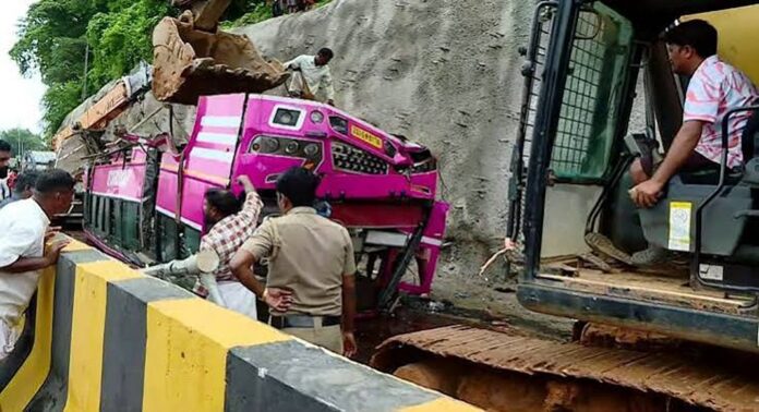 കുറ്റിപ്പുറത്ത് ദേശീയപാതയിലെ സ്വകാര്യ ബസ് അപകടം അന്വേഷിക്കാൻ പ്രത്യേക സംഘം കുറ്റിപ്പുറത്ത് ദേശീയപാതയിലെ സ്വകാര്യ ബസ് അപകടം അന്വേഷിക്കാൻ പ്രത്യേക സംഘം
