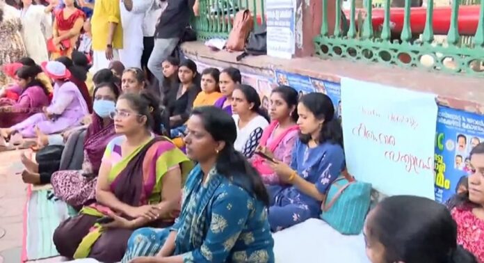 സെക്രട്ടറിയേറ്റിന് മുന്നിലെ എൽപിഎസ്ടി ഉദ്യോഗാർത്ഥികളുടെ സമരം ഇന്ന് ഇരുപത്തിയൊമ്പതാം ദിവസം സെക്രട്ടറിയേറ്റിന് മുന്നിലെ എൽപിഎസ്ടി ഉദ്യോഗാർത്ഥികളുടെ സമരം ഇന്ന് ഇരുപത്തിയൊമ്പതാം ദിവസം