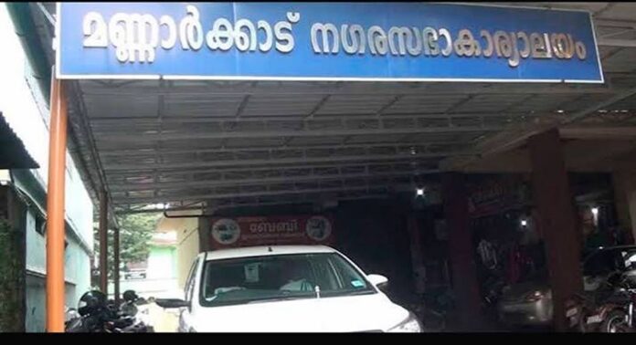മണ്ണാർക്കാട് നഗരസഭയിൽ കൗൺസിലർമാർ തമ്മിൽ ഏറ്റുമുട്ടി മണ്ണാർക്കാട് നഗരസഭയിൽ കൗൺസിലർമാർ തമ്മിൽ ഏറ്റുമുട്ടി