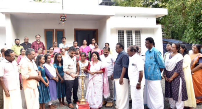 ഡോ.എം.എസ്.സുനിലിന്റെ 380-മത് സ്നേഹഭവനം സുനിലിനും കുടുംബത്തിനും ഡോ.എം.എസ്.സുനിലിന്റെ 380-മത് സ്നേഹഭവനം സുനിലിനും കുടുംബത്തിനും