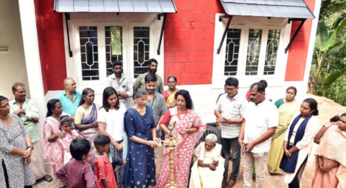 സുനിലില് ടീച്ചറുടെ 381 മത് സ്നേഹഭവനം മൂന്ന് വിധവകൾ അടങ്ങിയ കുടുംബത്തിന് കൈമാറി സുനിലില് ടീച്ചറുടെ 381 മത് സ്നേഹഭവനം മൂന്ന് വിധവകൾ അടങ്ങിയ കുടുംബത്തിന് കൈമാറി