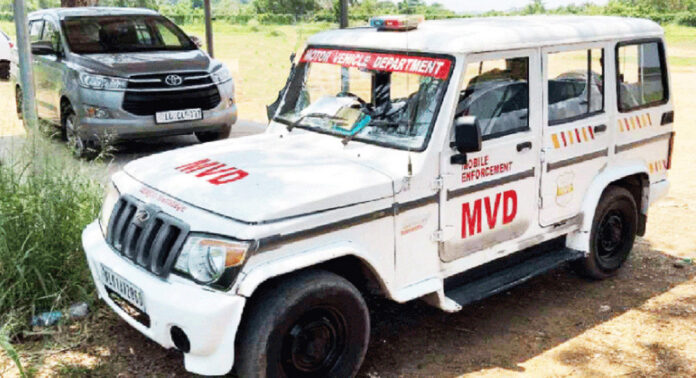 ഫീസ് അടച്ചിട്ടും അച്ചടിച്ച ആര്സി നല്കാതെ എംവിഡി ; 13,000 രൂപ നഷ്ടപരിഹാരം നല്കണമെന്ന് കോടതി ഫീസ് അടച്ചിട്ടും അച്ചടിച്ച ആര്സി നല്കാതെ എംവിഡി ; 13,000 രൂപ നഷ്ടപരിഹാരം നല്കണമെന്ന് കോടതി