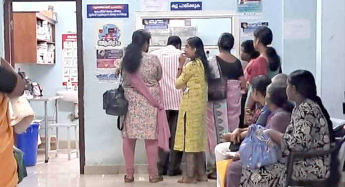 നാറാണംമൂഴി കുടുംബാരോഗ്യ കേന്ദ്രത്തിൽ ദുരിതമായി ഫാർമസിയിലെ ക്യൂ ; അധികൃതരുടെ അടിയന്തര ഇടപെടല് വേണം നാറാണംമൂഴി കുടുംബാരോഗ്യ കേന്ദ്രത്തിൽ ദുരിതമായി ഫാർമസിയിലെ ക്യൂ ; അധികൃതരുടെ അടിയന്തര ഇടപെടല് വേണം