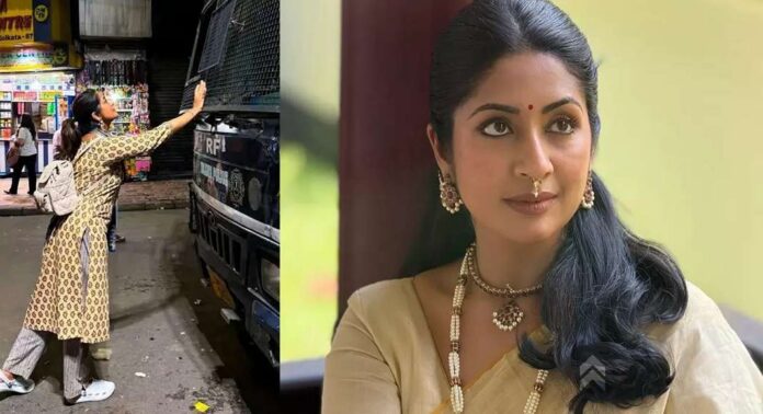 സിജെപി പ്രതിഷേധത്തിനിടെ പോലീസ് വാൻ തടയുന്ന ചിത്രം പുനരാവിഷ്കരിച്ച നടി നവ്യ നായര്ക്ക് നേരെ വ്യാപക വിമര്ശനം സിജെപി പ്രതിഷേധത്തിനിടെ പോലീസ് വാൻ തടയുന്ന ചിത്രം പുനരാവിഷ്കരിച്ച നടി നവ്യ നായര്ക്ക് നേരെ വ്യാപക വിമര്ശനം