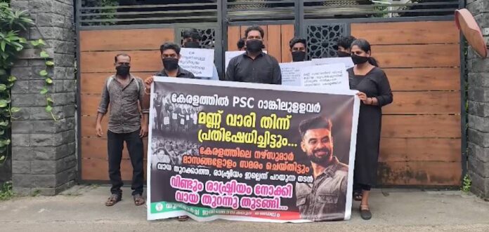 ടൊവിനോ തോമസിന്റെ വീടിന് മുന്നിൽ യുവമോർച്ച പ്രതിഷേധം ടൊവിനോ തോമസിന്റെ വീടിന് മുന്നിൽ യുവമോർച്ച പ്രതിഷേധം