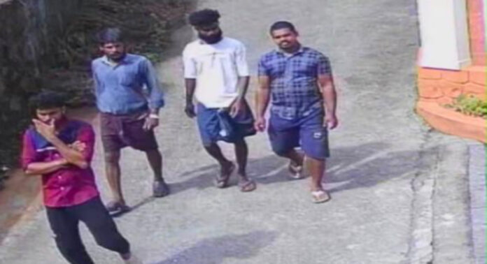 ഓമല്ലൂര് പുത്തന്പീടികയില് അപരിചിതരായ യുവാക്കള് വീടുകള് കയറുന്നു : കിണര് വൃത്തിയാക്കുവാനെന്ന വ്യാജേന എത്തുന്ന ഇവര് മോഷ്ടാക്കളെന്ന് സംശയം ഓമല്ലൂര് പുത്തന്പീടികയില് അപരിചിതരായ യുവാക്കള് വീടുകള് കയറുന്നു : കിണര് വൃത്തിയാക്കുവാനെന്ന വ്യാജേന എത്തുന്ന ഇവര് മോഷ്ടാക്കളെന്ന് സംശയം