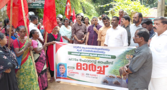 കലഞ്ഞൂര് പഞ്ചായത്തിലെ വന്യമൃഗ ശല്യത്തിനെതിരെ മാര്ച്ചും ധര്ണ്ണയും നടന്നു കലഞ്ഞൂര് പഞ്ചായത്തിലെ വന്യമൃഗ ശല്യത്തിനെതിരെ മാര്ച്ചും ധര്ണ്ണയും നടന്നു