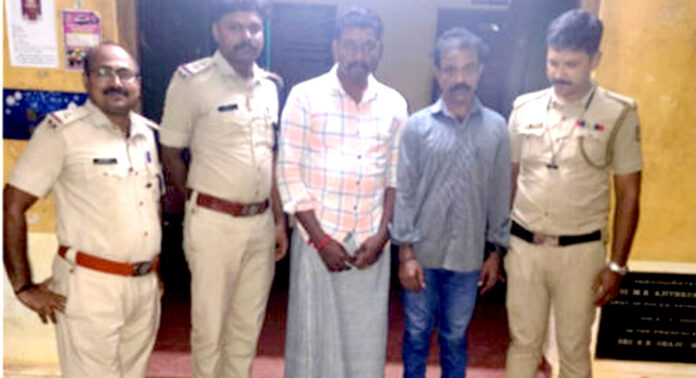 കോടികൾ വിലമതിക്കുന്ന തിമിംഗല ഛർദ്ദിയുമായി രണ്ടുപേരെ പന്തളം പോലീസ് അറസ്റ്റ് ചെയ്തു കോടികൾ വിലമതിക്കുന്ന തിമിംഗല ഛർദ്ദിയുമായി രണ്ടുപേരെ പന്തളം പോലീസ് അറസ്റ്റ് ചെയ്തു
