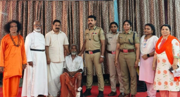 ആശ്രയമില്ലാതെ അലഞ്ഞ വയോധികന് അഭയമൊരുക്കി പന്തളം ജനമൈത്രി പോലീസ് ആശ്രയമില്ലാതെ അലഞ്ഞ വയോധികന് അഭയമൊരുക്കി പന്തളം ജനമൈത്രി പോലീസ്