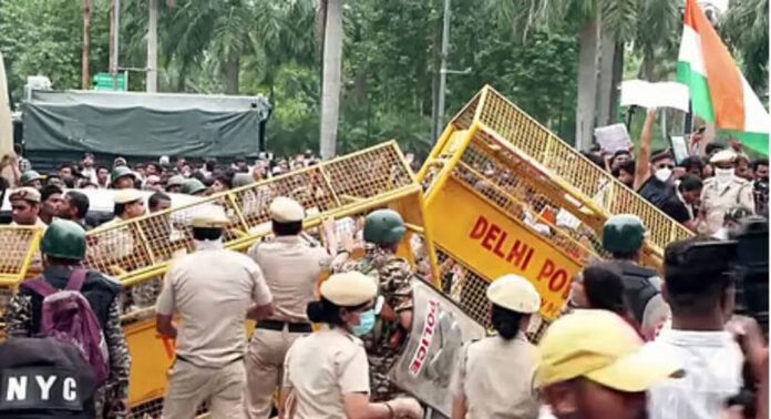 നാടകീയ രംഗങ്ങൾ : പാർലമെന്റ് കവാടത്തിൽ സംഘർഷാവസ്ഥ ; പരസ്പരം ഏറ്റുമുട്ടി ഭരണപക്ഷവും പ്രതിപക്ഷവും നാടകീയ രംഗങ്ങൾ : പാർലമെന്റ് കവാടത്തിൽ സംഘർഷാവസ്ഥ ; പരസ്പരം ഏറ്റുമുട്ടി ഭരണപക്ഷവും പ്രതിപക്ഷവും