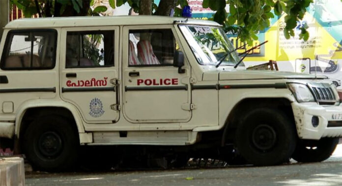 സ്കൂൾമൈതാനത്ത് യുവാക്കളുടെ കാർ റേസിങ് ; അന്വേഷിക്കാനെത്തിയ പോലീസിന് മർദനം സ്കൂൾമൈതാനത്ത് യുവാക്കളുടെ കാർ റേസിങ് ; അന്വേഷിക്കാനെത്തിയ പോലീസിന് മർദനം