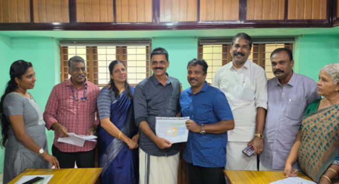 കലഞ്ഞൂരിൽ ‘മണ്ണ് ആരോഗ്യ കാർഡുകൾ’ വിതരണം ചെയ്തു കലഞ്ഞൂരിൽ ‘മണ്ണ് ആരോഗ്യ കാർഡുകൾ’ വിതരണം ചെയ്തു