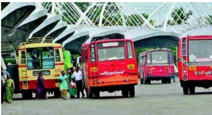തകരാർ പരിശോധിക്കുന്നതിനിടെ ദേഹത്തുകൂടി ബസ് കയറിയിറങ്ങി ; കണ്ടക്ടർക്ക് പരിക്ക് തകരാർ പരിശോധിക്കുന്നതിനിടെ ദേഹത്തുകൂടി ബസ് കയറിയിറങ്ങി ; കണ്ടക്ടർക്ക് പരിക്ക്