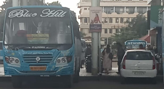 പത്തനംതിട്ട നഗരസഭ സ്വകാര്യ ബസ് സ്റ്റാന്റില് അനധികൃത വാഹന പാര്ക്കിംഗ് വ്യാപകമാകുന്നു പത്തനംതിട്ട നഗരസഭ സ്വകാര്യ ബസ് സ്റ്റാന്റില് അനധികൃത വാഹന പാര്ക്കിംഗ് വ്യാപകമാകുന്നു