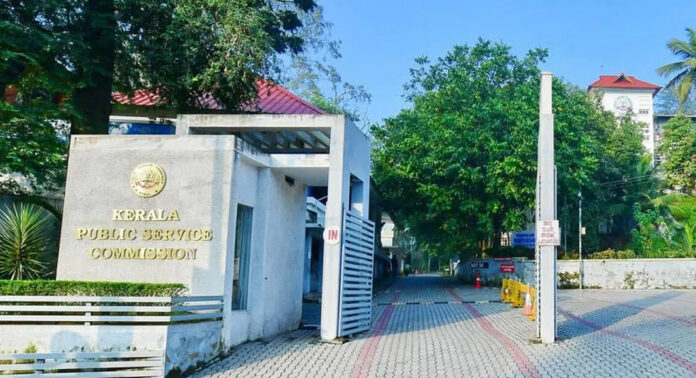 പിഎസ്സി : ഉദ്യോഗസ്ഥരുടെ സ്ഥലംമാറ്റത്തിൽ ദുരൂഹത ; അംഗങ്ങൾ മാർക്ക് ചോർത്തിയതായി ആരോപണം പിഎസ്സി : ഉദ്യോഗസ്ഥരുടെ സ്ഥലംമാറ്റത്തിൽ ദുരൂഹത ; അംഗങ്ങൾ മാർക്ക് ചോർത്തിയതായി ആരോപണം