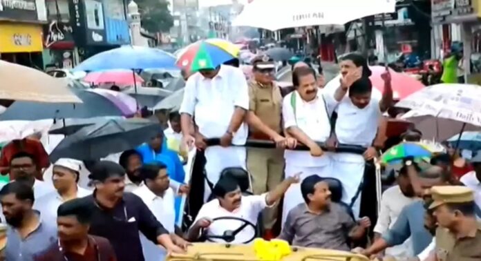 തൂഫാൻ ജാഗരൺ ബോധവത്കരണ റാലിയുമായി ആഭ്യന്തരമന്ത്രി രമേശ് ചെന്നിത്തല തൂഫാൻ ജാഗരൺ ബോധവത്കരണ റാലിയുമായി ആഭ്യന്തരമന്ത്രി രമേശ് ചെന്നിത്തല